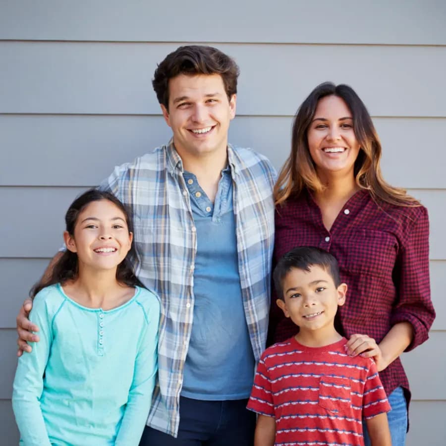 Familia hispana protegida por un seguro de vida indexado